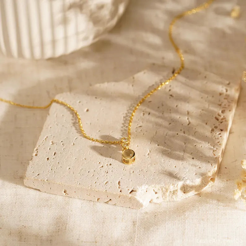 Round With One Stone Projection Necklace