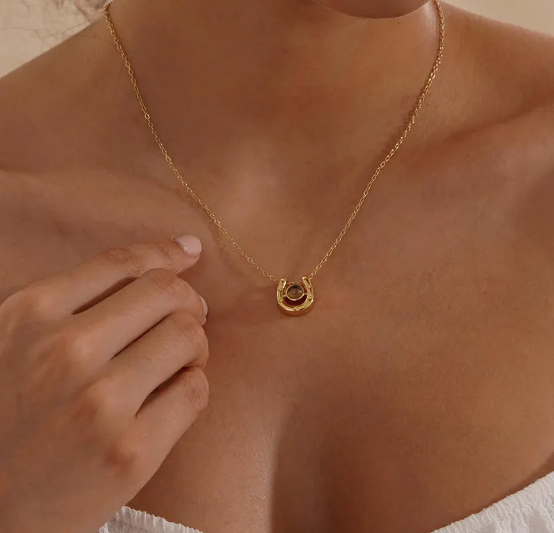 Horseshoe Projection Necklace